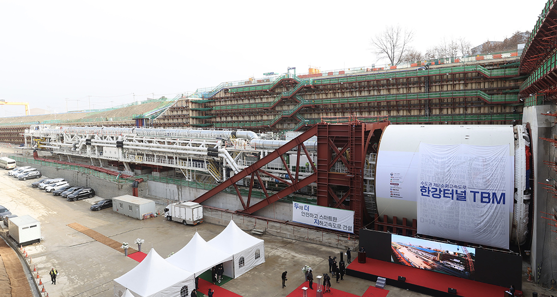 Large-section Slurry Shield TBM used for Han River Tunnel excavation. (Hyundai E&C will fully operate the mega-sized 14 meter section Slurry Shield TBM for excavating the Han River Tunnel.) Large-section Slurry Shield TBM used for Han River Tunnel excavation. (Hyundai E&C will fully operate the mega-sized 14 meter section Slurry Shield TBM for excavating the Han River Tunnel.)